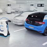 Volkswagen avanza en la creación de robots autónomos: los usará para cargar autos eléctricos en estacionamientos