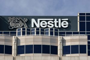 Demandan a Nestlé por toneladas de peces muertos en un río