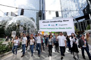 Trabajadores de Amazon desafían a la compañía por su “hipócrita” política climática  ﻿