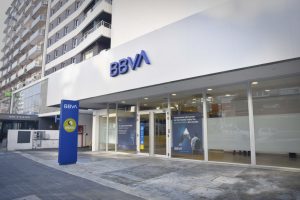 Los bancos BBVA y Santander, entre los diez líderes de “financiación sostenible”