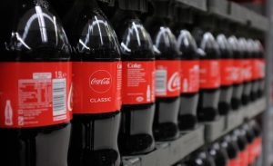 ¿Adiós al plástico?: Coca-Cola prepara una nueva botella hecha de un particular material