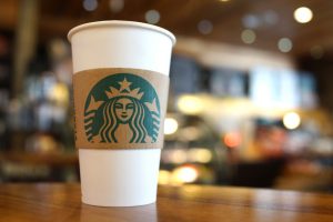 Starbucks presentó un ambicioso plan enfocado en la reducción del carbono y los residuos