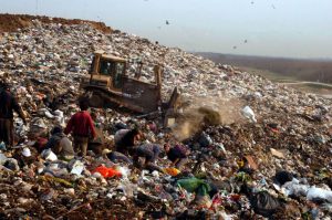 El Gobierno derogó el decreto para importar basura impulsado por Cambiemos