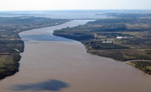 Preocupación binacional: el río Uruguay presenta excesos de metales, aceites, excremento y plaguicidas