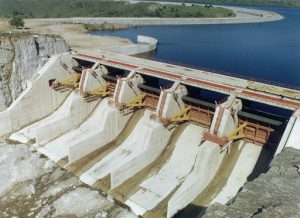 Una mega represa hidroeléctrica enfrenta a tres provincias en la Justicia
