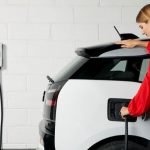 Movilidad verde y accesible: llega Wallbox Terra AC, el cargador “casero” para autos eléctricos