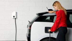 Así funciona el innovador sistema de Audi para "cargar tu casa" con la batería del auto