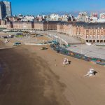 Las playas argentinas y un escenario atípico: sin gente, tienen un «respiro» de la basura y la contaminación