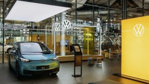 ¿Golpe mortal a los nafteros?: cómo es por dentro el primer concesionario de autos eléctricos de Volkswagen