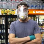 La fábrica de Heineken, Schneider y Isenbeck crea máscaras con «diseño argentino» a partir de botellas plásticas