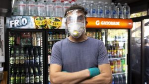 La fábrica de Heineken, Schneider y Isenbeck crea máscaras con «diseño argentino» a partir de botellas plásticas