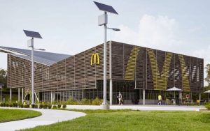 McDonald’s abre su primer local que funciona 100% con energía solar: así funciona
