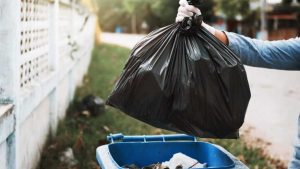 Este país europeo obligará a los fabricantes de plástico a pagar por la limpieza de las calles
