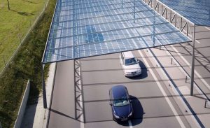 Así es la iniciativa que busca instalar techos solares en autopistas para generar energía