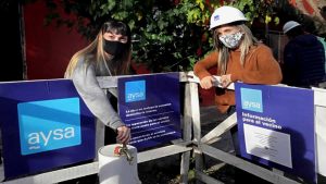¿Qué pasa con el agua en Buenos Aires?: Aysa elevó denuncia por eventual contaminación y crece la alarma en los hogares