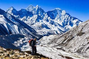 Encontraron microplásticos en la cima del Everest: ¿cómo llegaron hasta ahí?