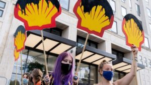 La Justicia ordenó a Shell que  reduzca sus emisiones de carbono a la mitad para 2030. ¿Qué respondió la empresa?