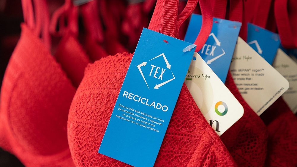 Carrefour lanza Tex Reciclado: ¿cómo es su línea de ropa elaborada con materias primas reutilizadas?