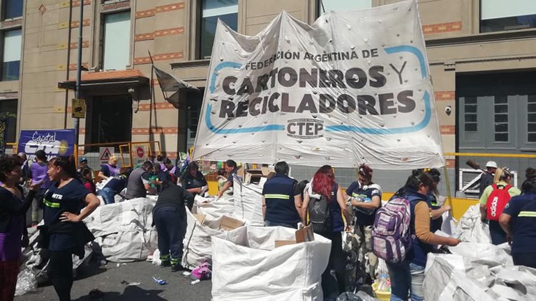 Un grupo de cartoneros protestan en la calle. Imagen: Cartoneros y Recicladores