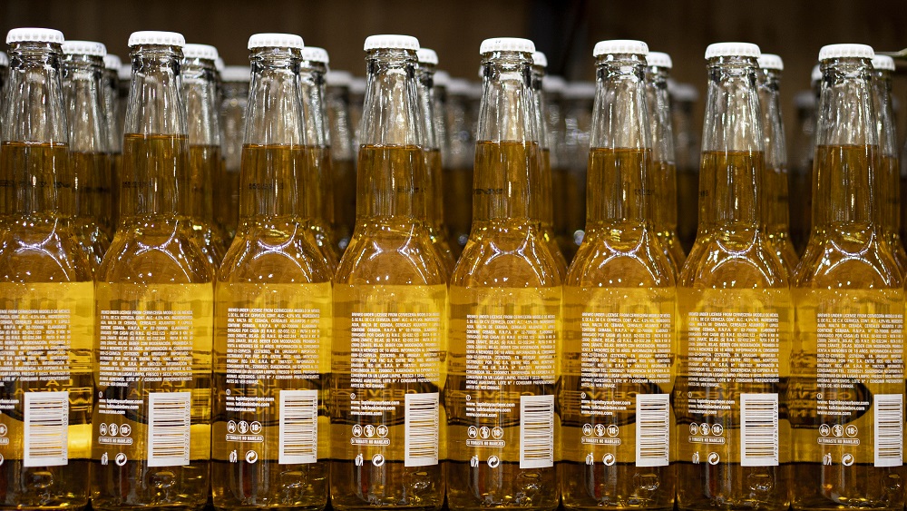 Por qué Cerveza Corona gira su botella y pone los ingredientes al frente?