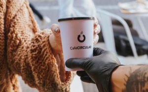 Más sustentable: cómo funciona la primera red circular de vasos retornables de café para llevar