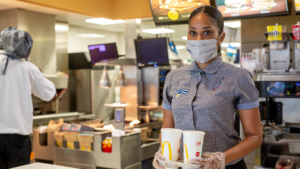 Locales sustentables y reducción de plásticos, la «receta del futuro» de McDonald’s