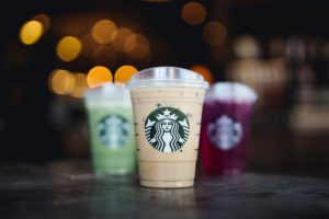 Tapas sin sorbetes, la apuesta sustentable de Starbucks en Argentina