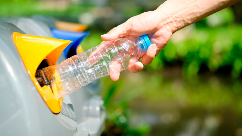 El reciclaje funciona: las botellas de plástico pueden convertirse en papel  fotodegradable