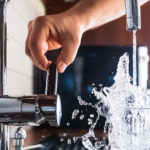 Qué agua conviene consumir: ¿embotellada o de grifo?