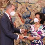 Ana Botín recibe el Premio Enrique V. Iglesias en manos del Rey Felipe VI