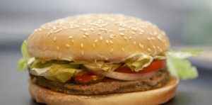Esta cadena de hamburguesas promete eliminar colorantes y saborizantes artificiales de su menú