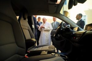 BMW le donó un auto eléctrico al Papa Francisco: ¿Qué modelo es?