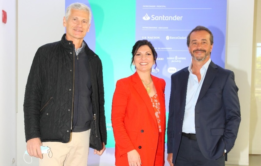 Guillermo Tempesta, presidente de Fundación Santander junto a Larisa Andreani, presidenta de arteBA y Alejandro Butti, CEO de Santander Argentina, en la presentación de arteBA 2021.