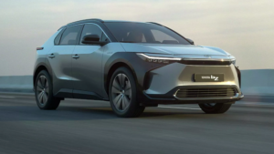 Toyota se suma a la onda verde y lanza su primer auto eléctrico: las características principales
