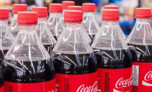 Coca-Cola vende 100 mil millones de botellas desechables por año: cuál es el desafío ambiental de la empresa