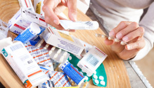 Por qué no hay que tirar a la basura los medicamentos antimicrobianos vencidos