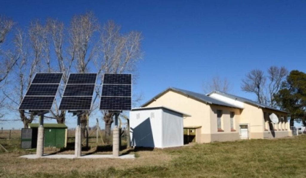 Avanza la instalación de paneles solares en 47 escuelas rurales de la provincia