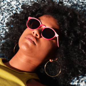 Una Pyme argentina fabrica gafas de sol con 10 tapitas de plástico y no existen dos modelos iguales