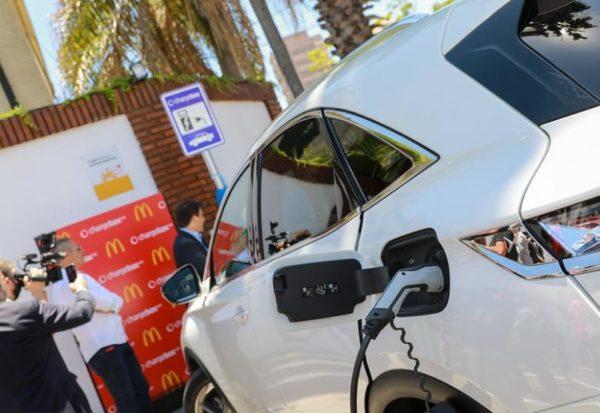 McDonald’s presentó la primera estación de carga para automóviles eléctricos en Argentina