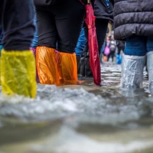 Según un informe, cuánto más dinero tiene la persona, mayor es su huella de carbono