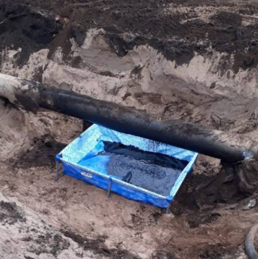 Con una pileta de lona: la foto que se viralizó sobre el derrame de petróleo en Río Negro