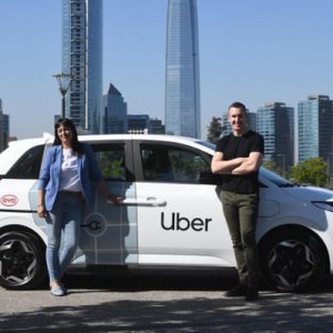 Uber acordó con una empresa china sumar mil autos eléctricos