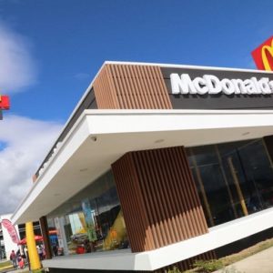 McDonald’s instalará estaciones de carga para autos eléctricos en Argentina