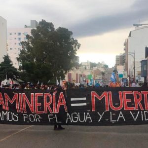 En Chubut, aprobaron ley que beneficia a la megaminería y hubo incidentes: balas de goma, piedrazos y gases