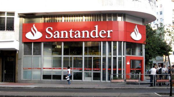 Banco Santander renovó el diseño de sus tarjetas: son verticales, inclusivas y sustentables