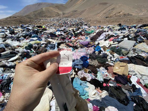 Desierto de Atacama: hay una montaña de 100 mil toneladas de ropa sin usar