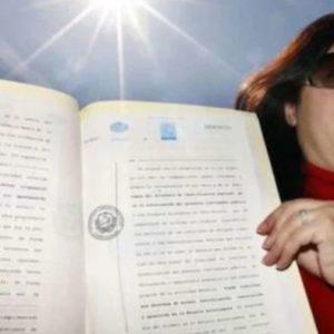 Una mujer española dice ser la dueña del sol y busca cobrar un impuesto por su uso