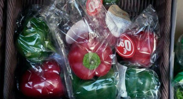 Qué país europeo prohibió los envases de plástico para frutas y verduras