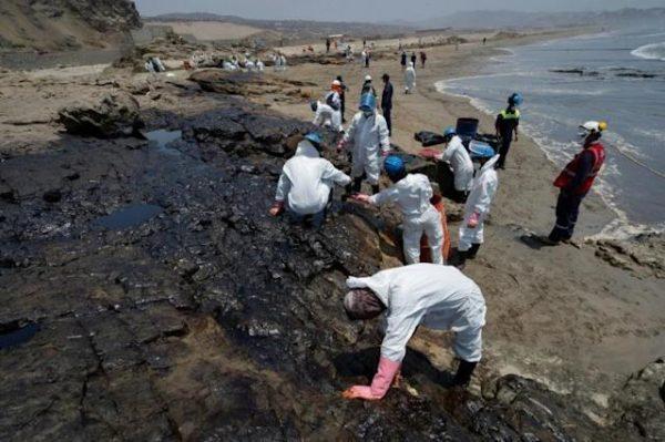 La magnitud del derrame de petróleo en Perú es el doble de lo que calculó Repsol