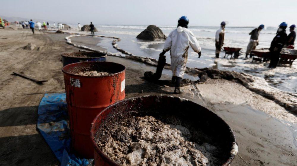 Desastre ecológico: exigen que Repsol responda por el derrame de petrolero en Perú